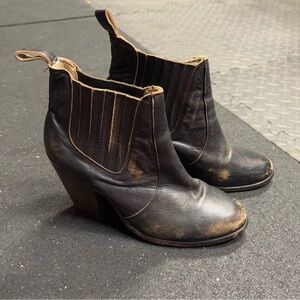 3276 FREEBIRD Morgan Chelsea Black Heel Booties Distressed Size 9